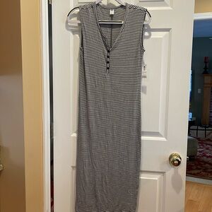 Old Navy Women’s black white stripes sleeveless maxidress